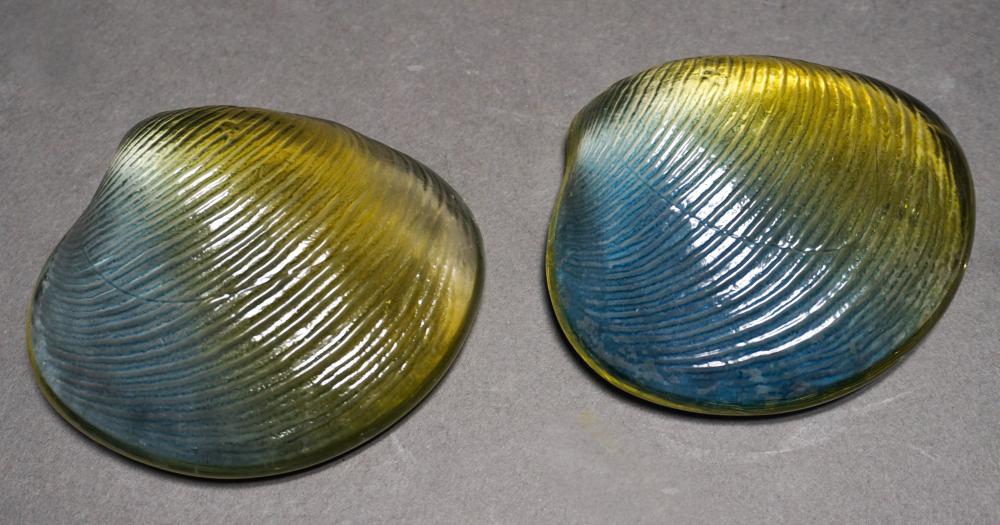 PAIR ART GLASS CLAM SHELL FORM 32c63d