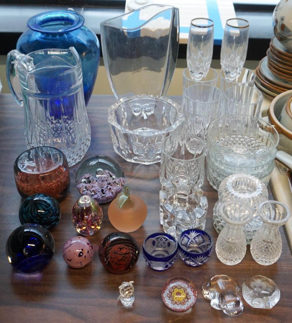COLLECTION WITH GLASS PAPERWEIGHTS,