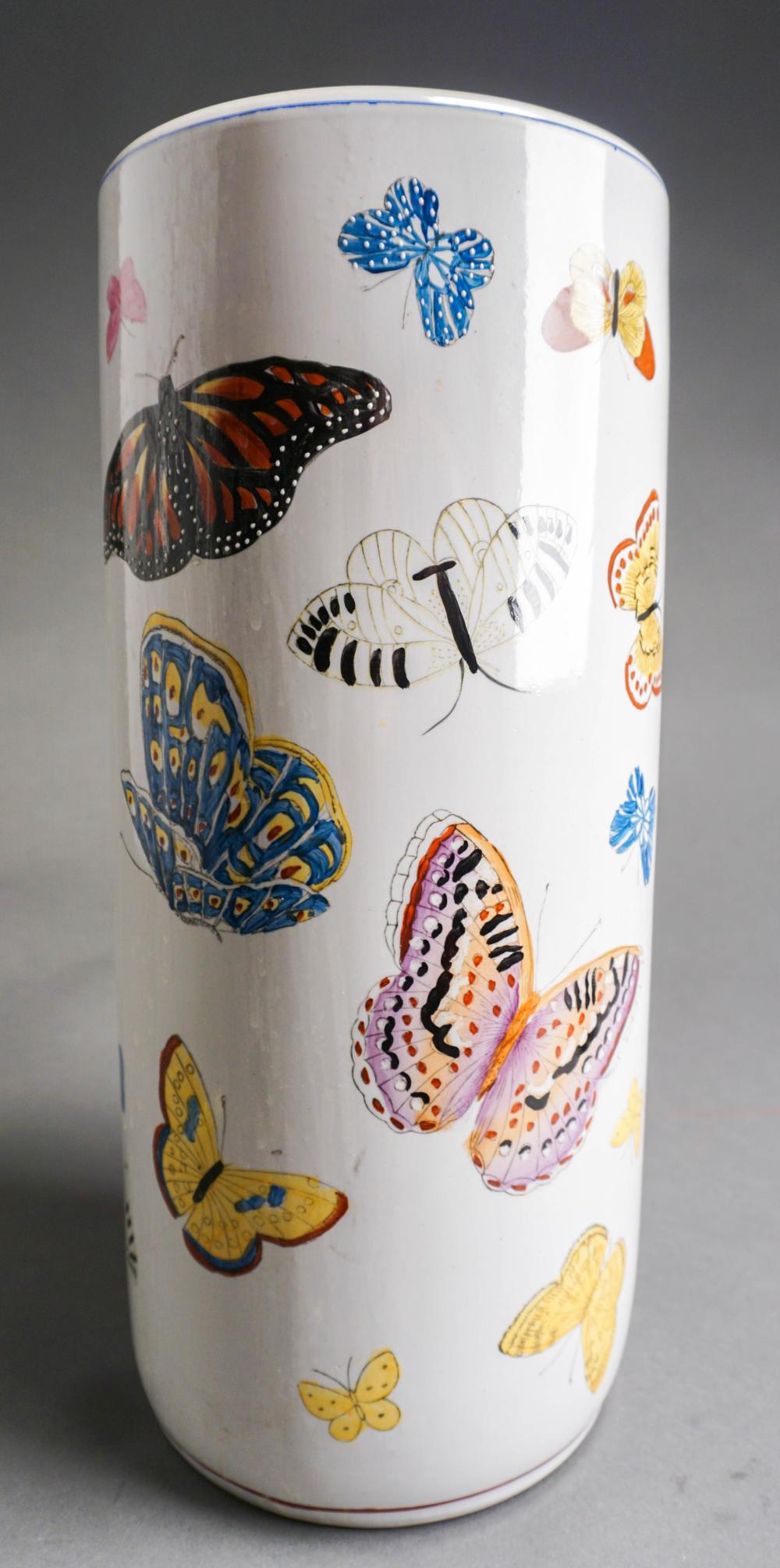 CHINESE PORCELAIN BUTTERFLY DECORATED 32c77d