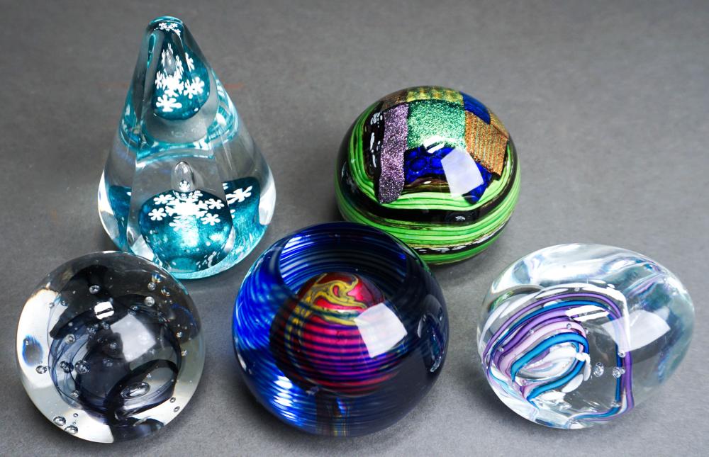 GROUP OF FIVE ASSORTED ART GLASS 32c808