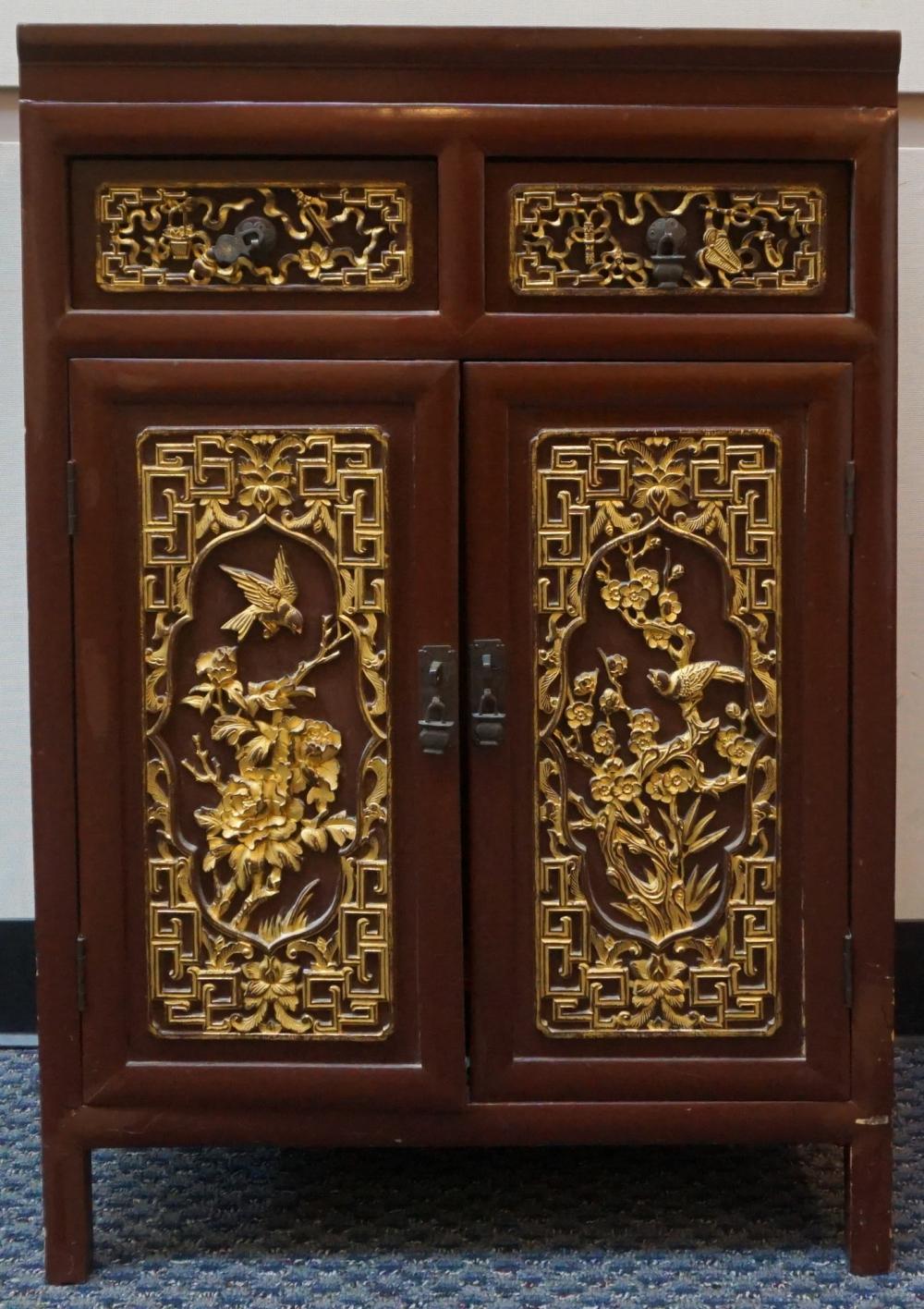 CHINESE CARVED AND GILT DECORATED 32c81b