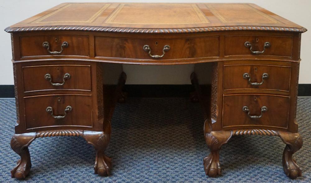 GEORGE III STYLE MAHOGANY SERPENTINE 32c95d