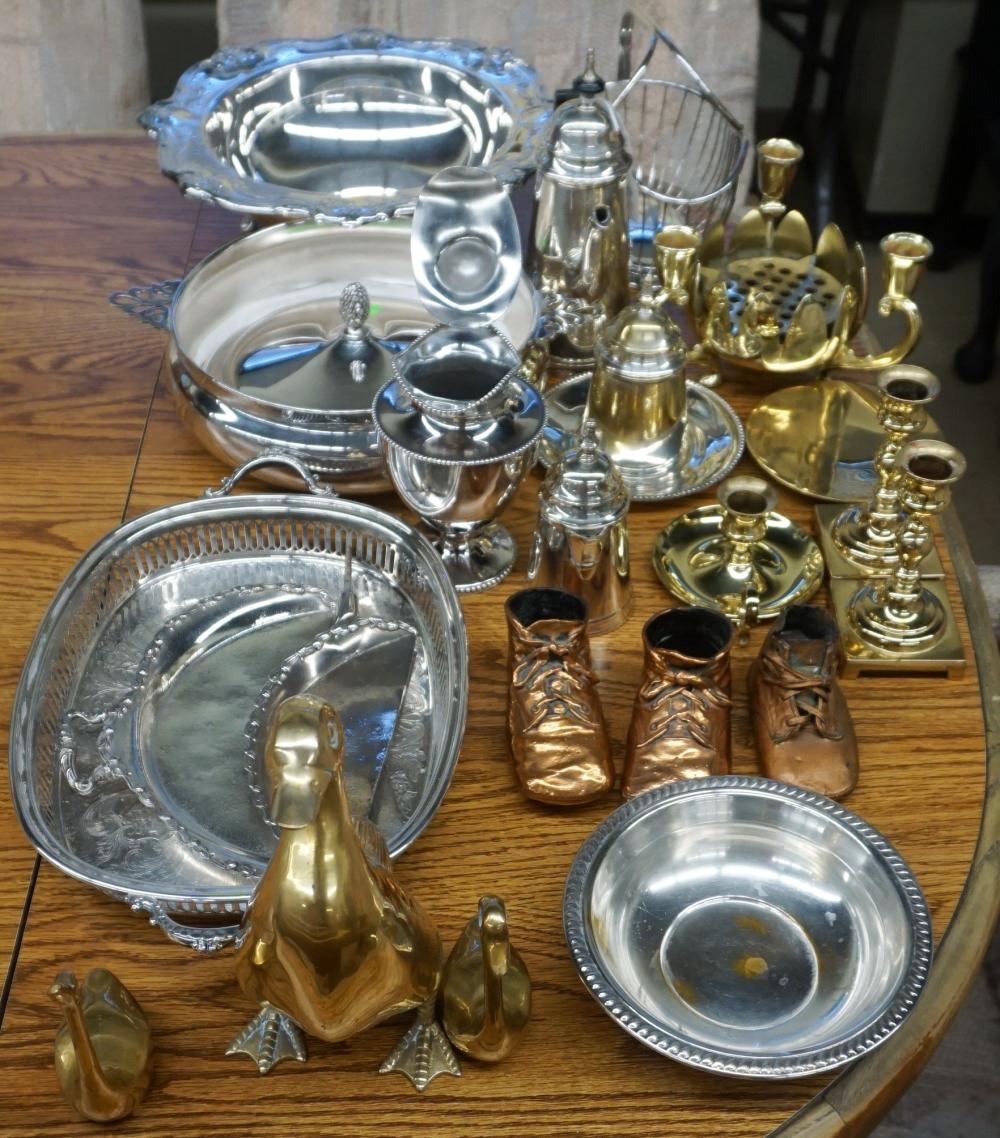 GROUP WITH ASSORTED SILVERPLATE 32c957