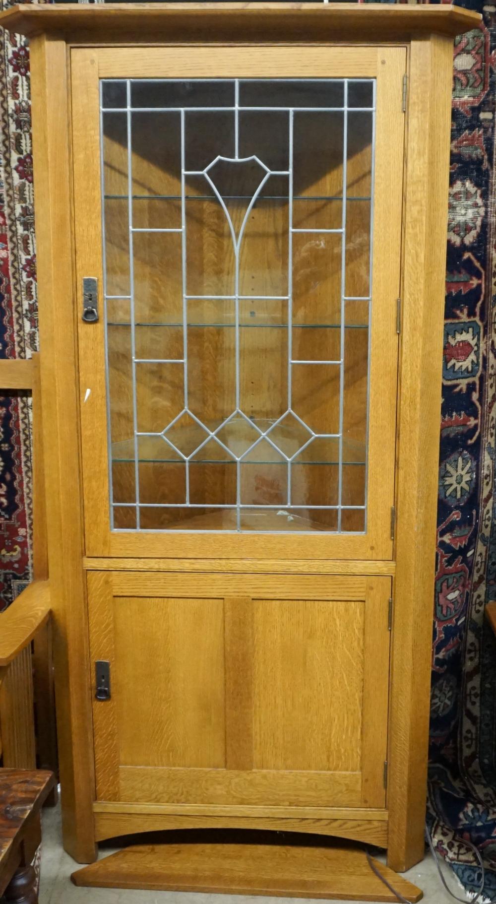 STICKLEY OAK AND LEADED GLASS CORNER 32cbfe