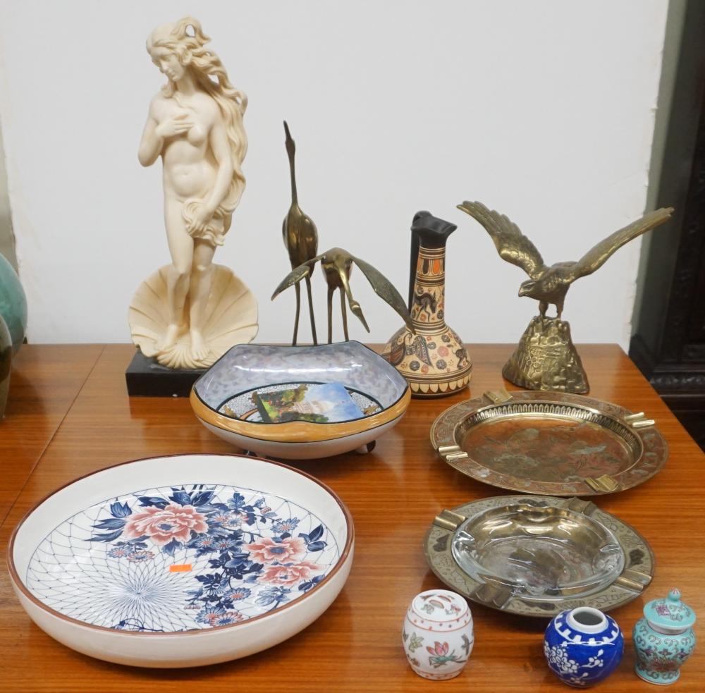 COLLECTION OF ASSORTED PORCELAIN  32cc68