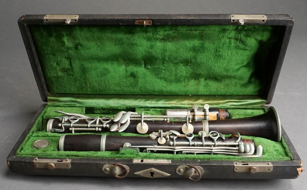 WOOD CLARINET IN CARRYING CASEWood