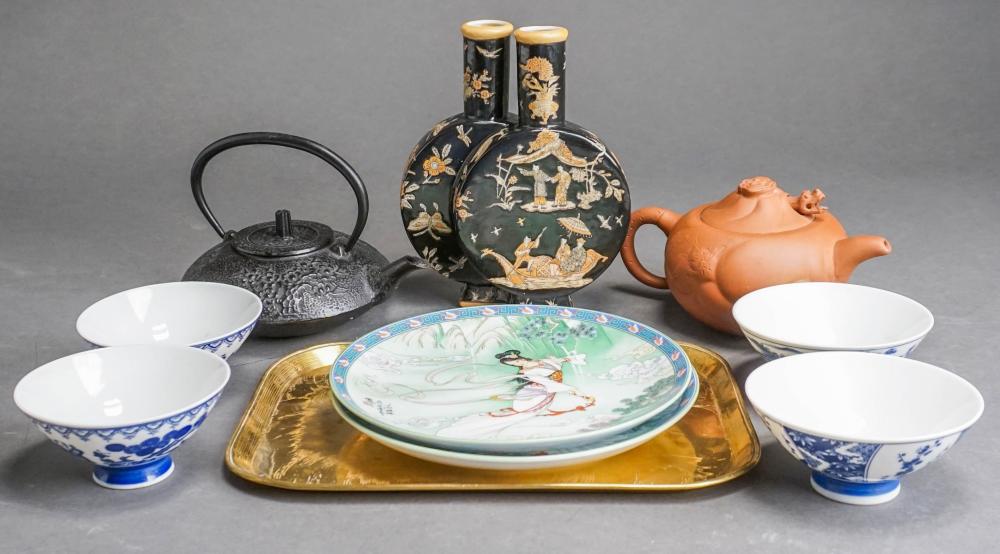 COLLECTION OF CHINESE CERAMIC TABLE 32ce43