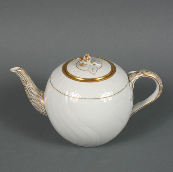 Herend porcelain teapot; gilt decoration