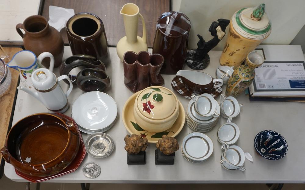 GROUP WITH CERAMIC, POTTERY AND