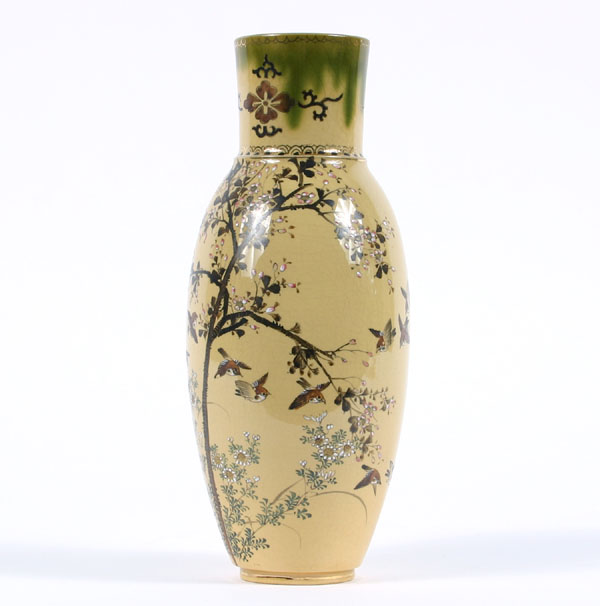 Japanese porcelain vase with hand painted,
