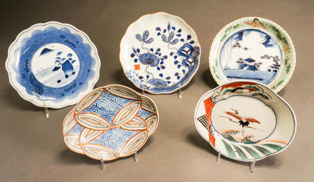 COLLECTION OF FIVE JAPANESE PORCELAIN