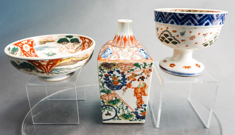 THREE KUTANI PORCELAIN TABLE ARTICLES,