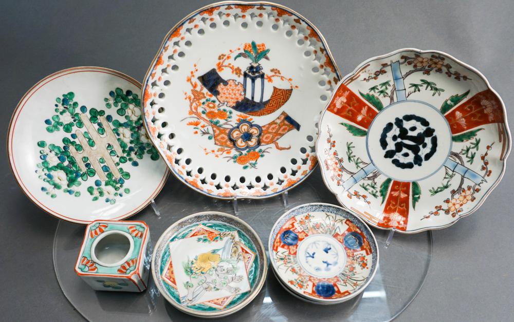 EIGHT ASSORTED JAPANESE PORCELAIN