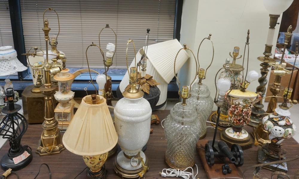 COLLECTION OF 19 TABLE LAMPSCollection 32aee1