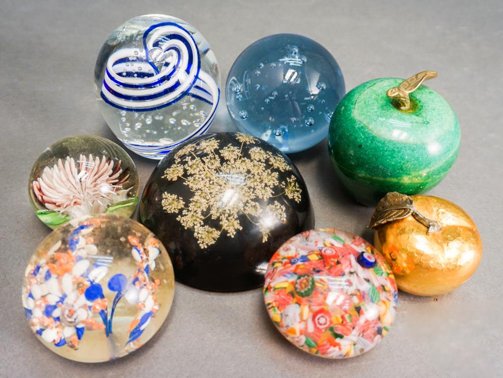 EIGHT ASSORTED PAPERWEIGHTS PREDOMINANTLY 32aff5