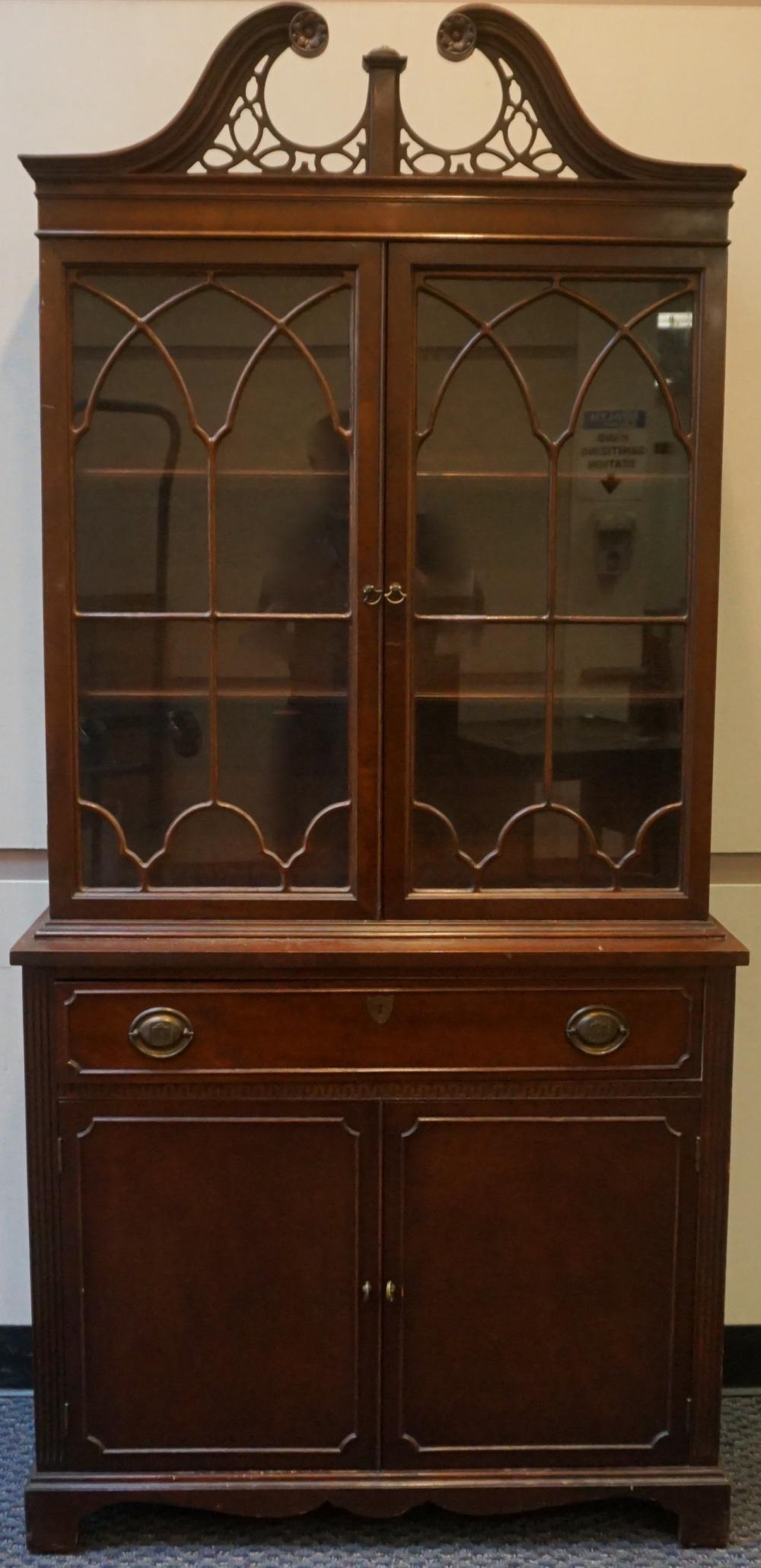 FEDERAL STYLE MAHOGANY BOOKCASE  32b001