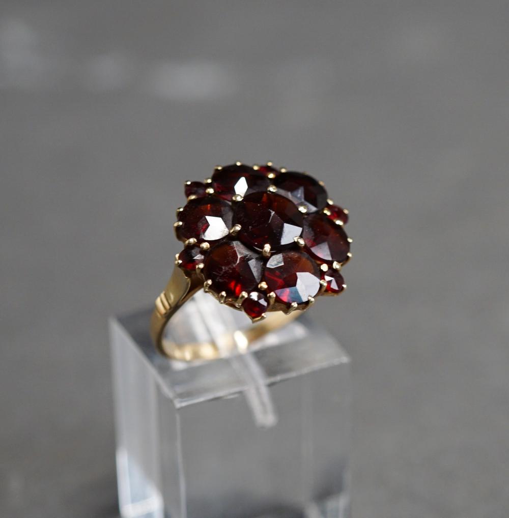 10 KARAT YELLOW GOLD GARNET RING  32b00f