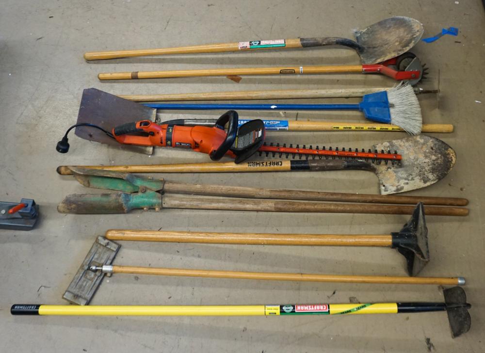 COLLECTION OF ASSORTED TOOLSCollection 32b359