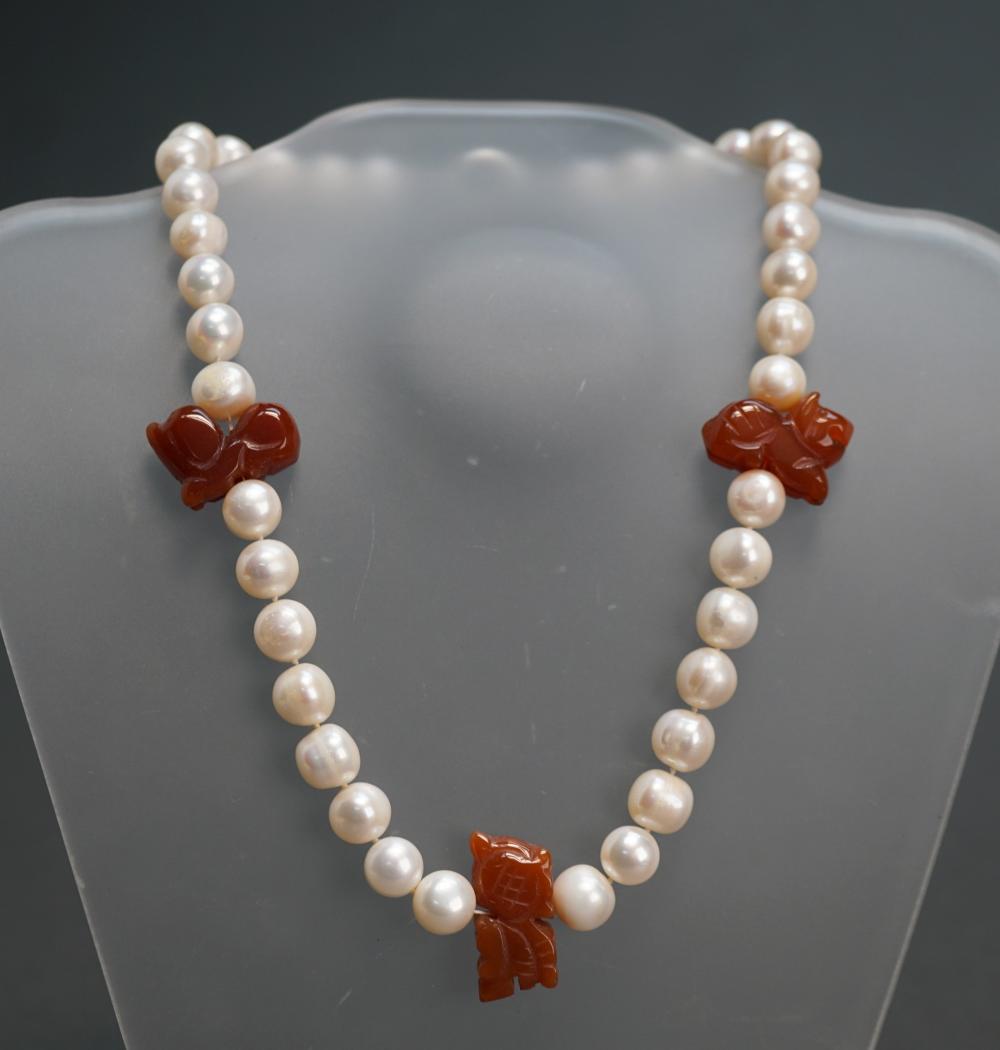 FRESHWATER PEARL AND CARVED ONYX 32b47f