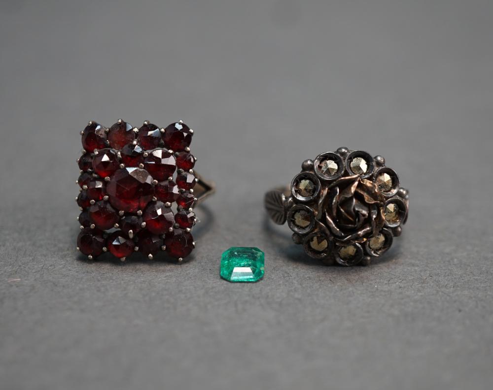 SILVER GILT AND GARNET RING, A SILVERED