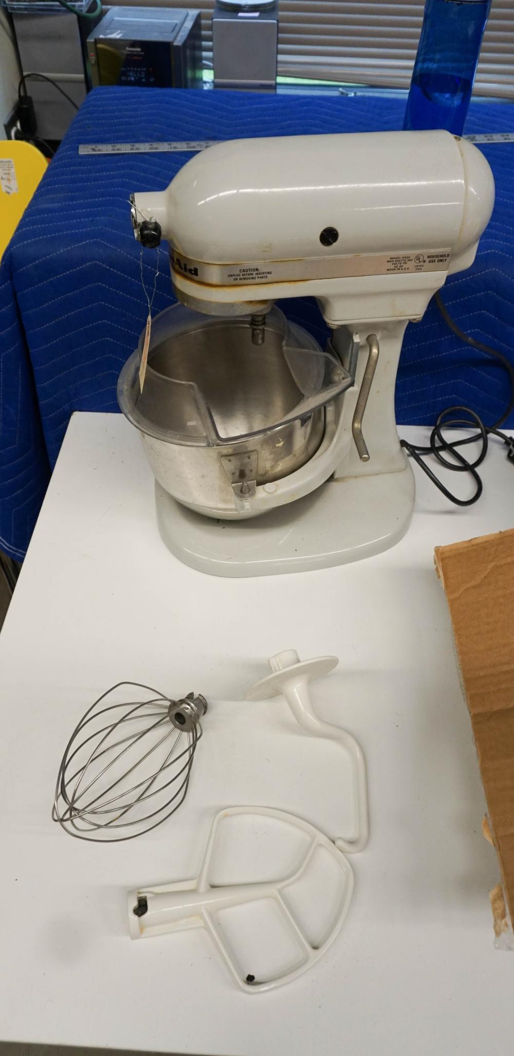 KITCHEN AID MODEL K5SS MIXER AND 32b571