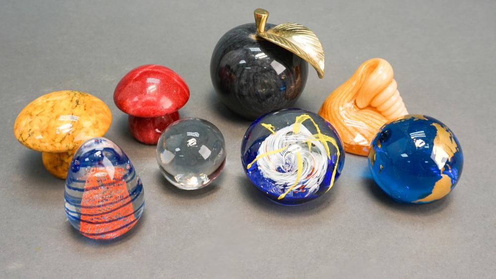 GROUP OF EIGHT ASSORTED ART GLASS