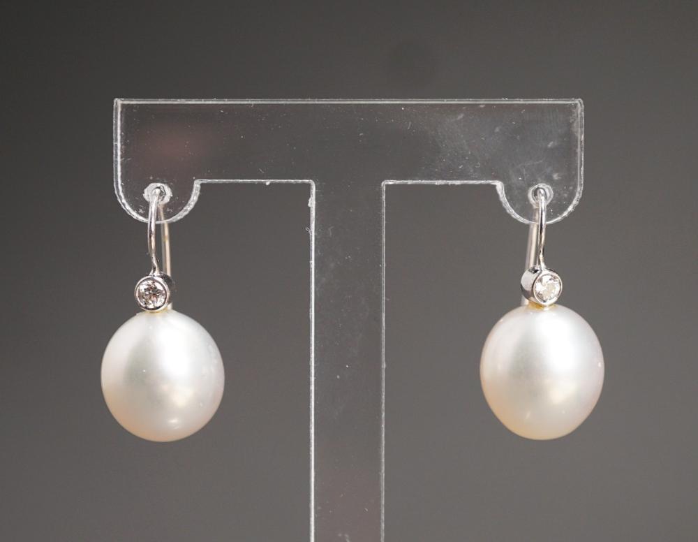 PAIR OF 14 KARAT WHITE GOLD PEARL 32b666