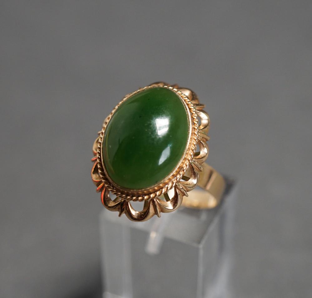 14 KARAT YELLOW GOLD AND JADE RING  32b80b