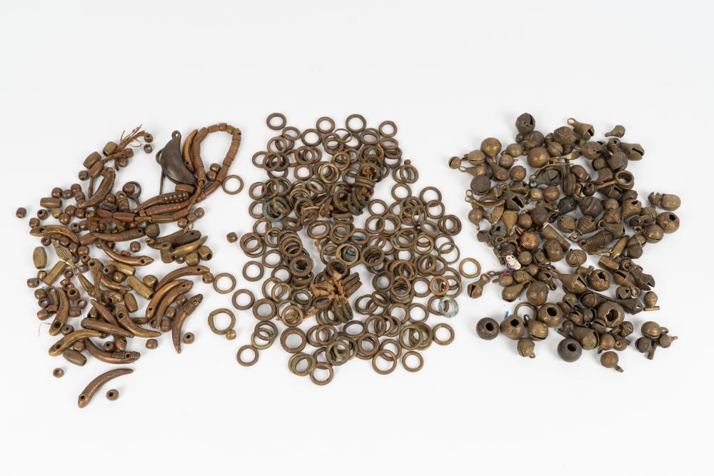 COLLECTION OF ARCHAIC BRONZE BEADSincluding 32df89