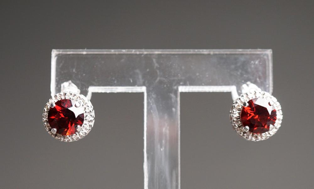 PAIR OF 14 KARAT WHITE GOLD GARNET 32e0d4