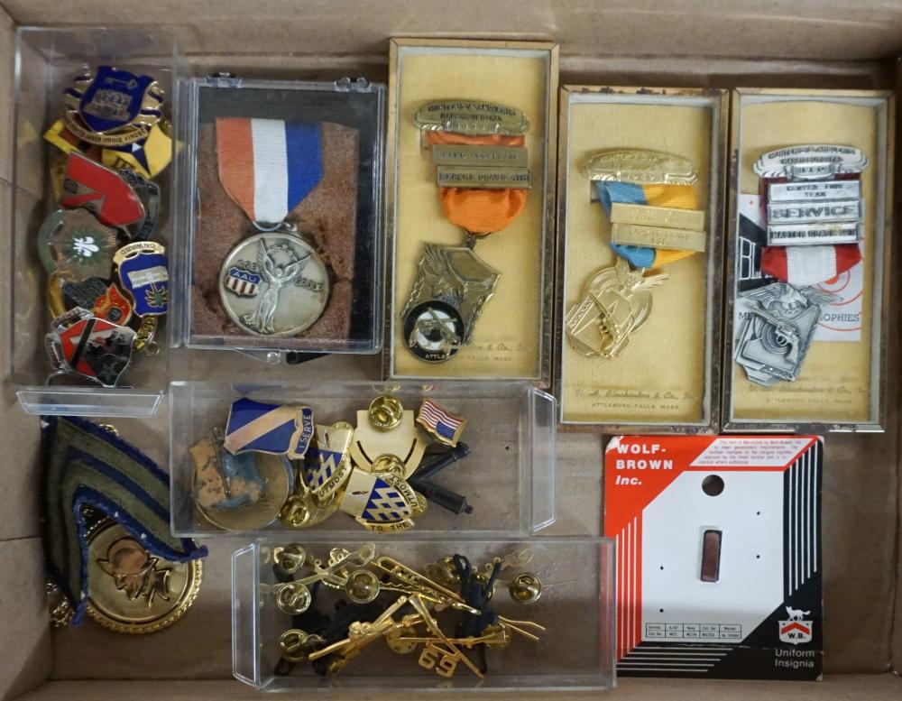 COLLECTION OF MEDALS AND PINSCollection 32e1a0