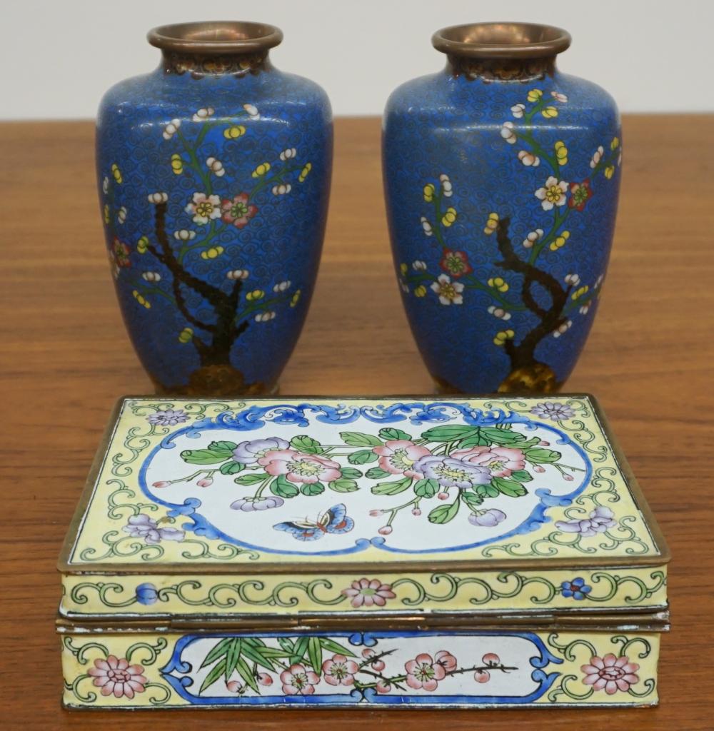 CHINESE ENAMEL BOX AND PAIR CLOISONNE 32e1fa