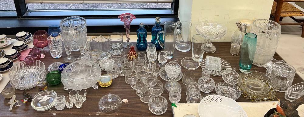 ASSORTED CRYSTAL AND GLASS TABLE