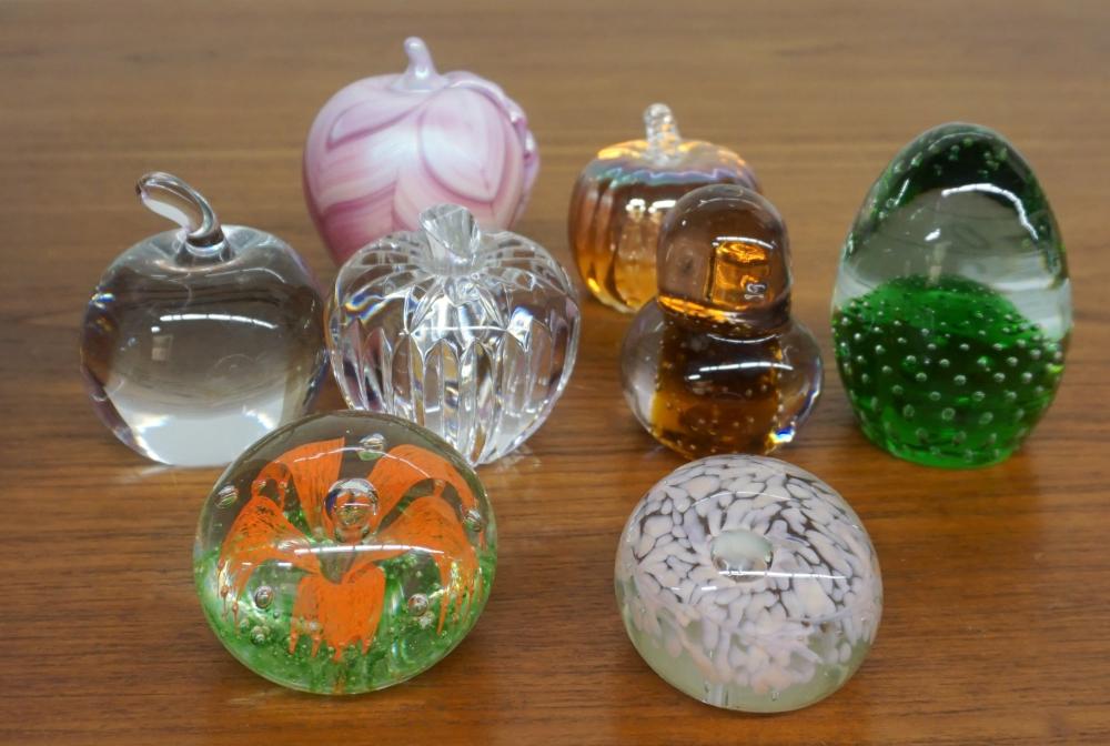 COLLECTION OF EIGHT COLORED GLASS 32e247