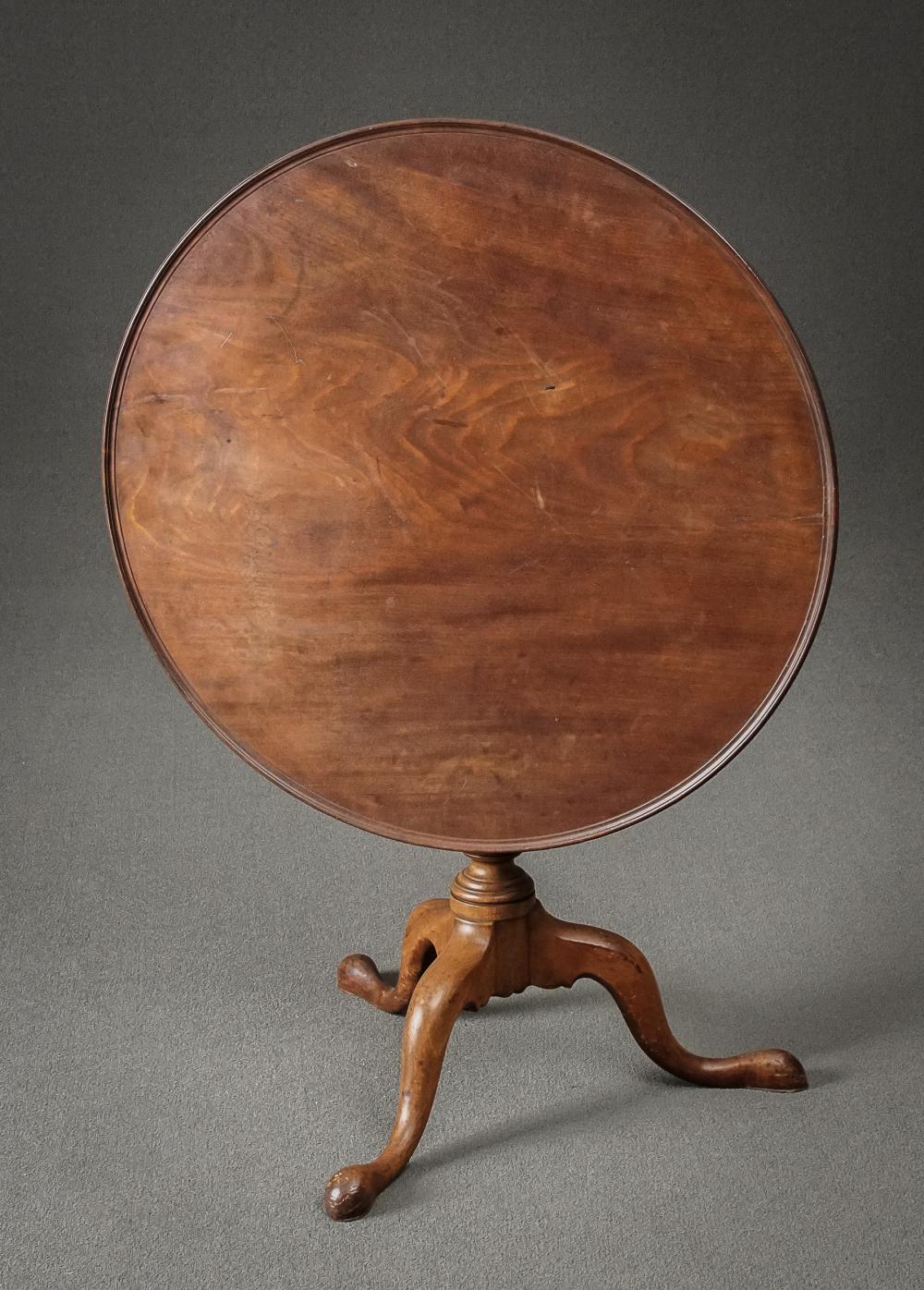 CHIPPENDALE WALNUT DISHED TILT TOP 32e315