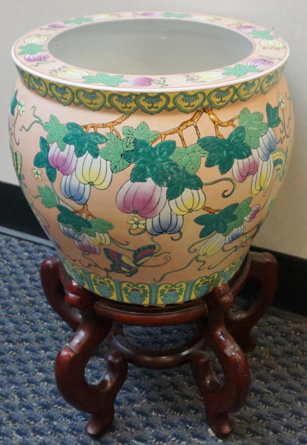 CHINESE POLYCHROME DECORATED JARDINERE 32e5da