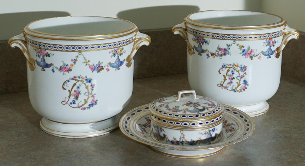 PAIR OF SEVRES-TYPE SEAUX à BOUTEILLE