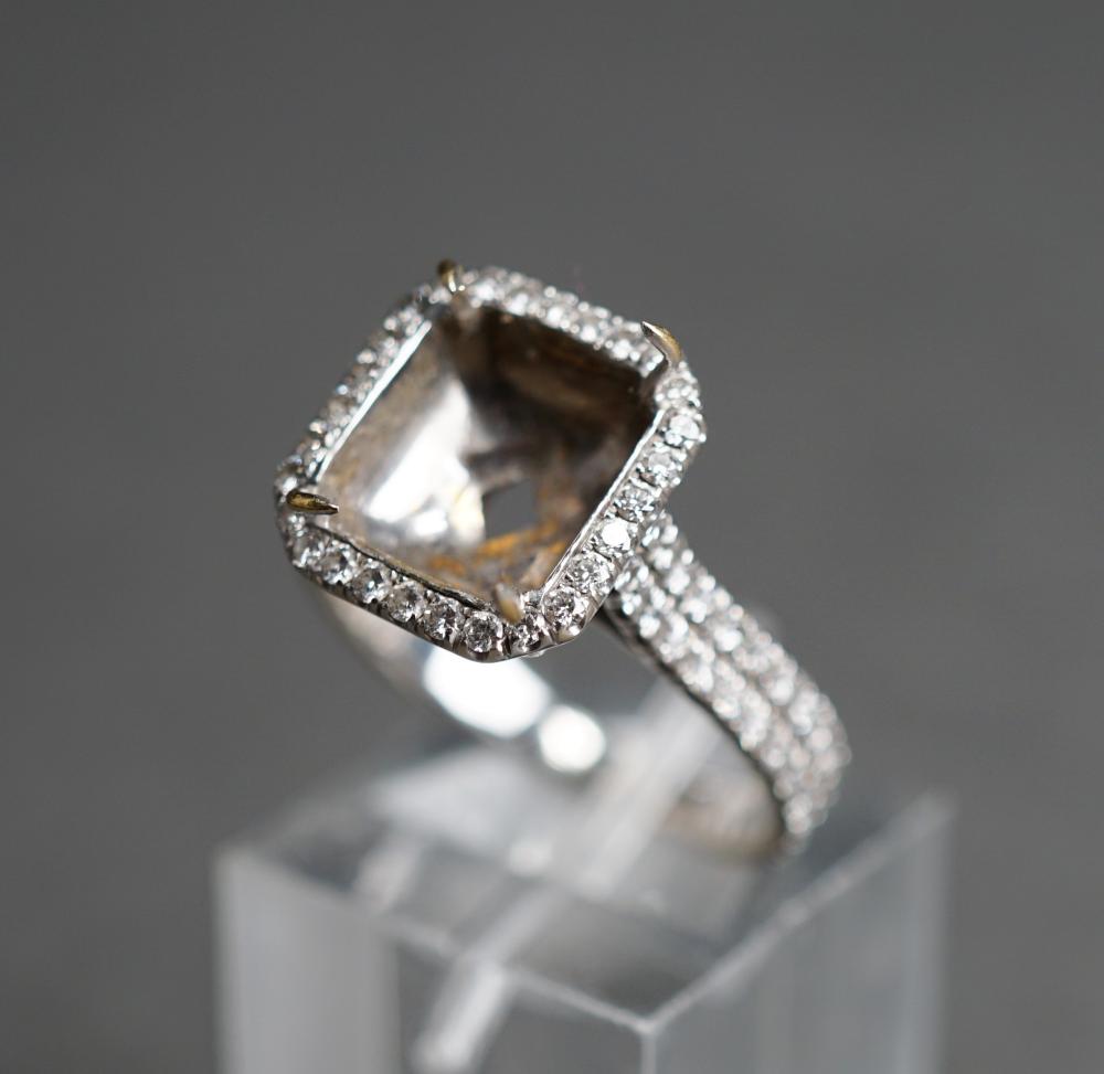 18 KARAT WHITE GOLD DIAMOND RING 32e6fb