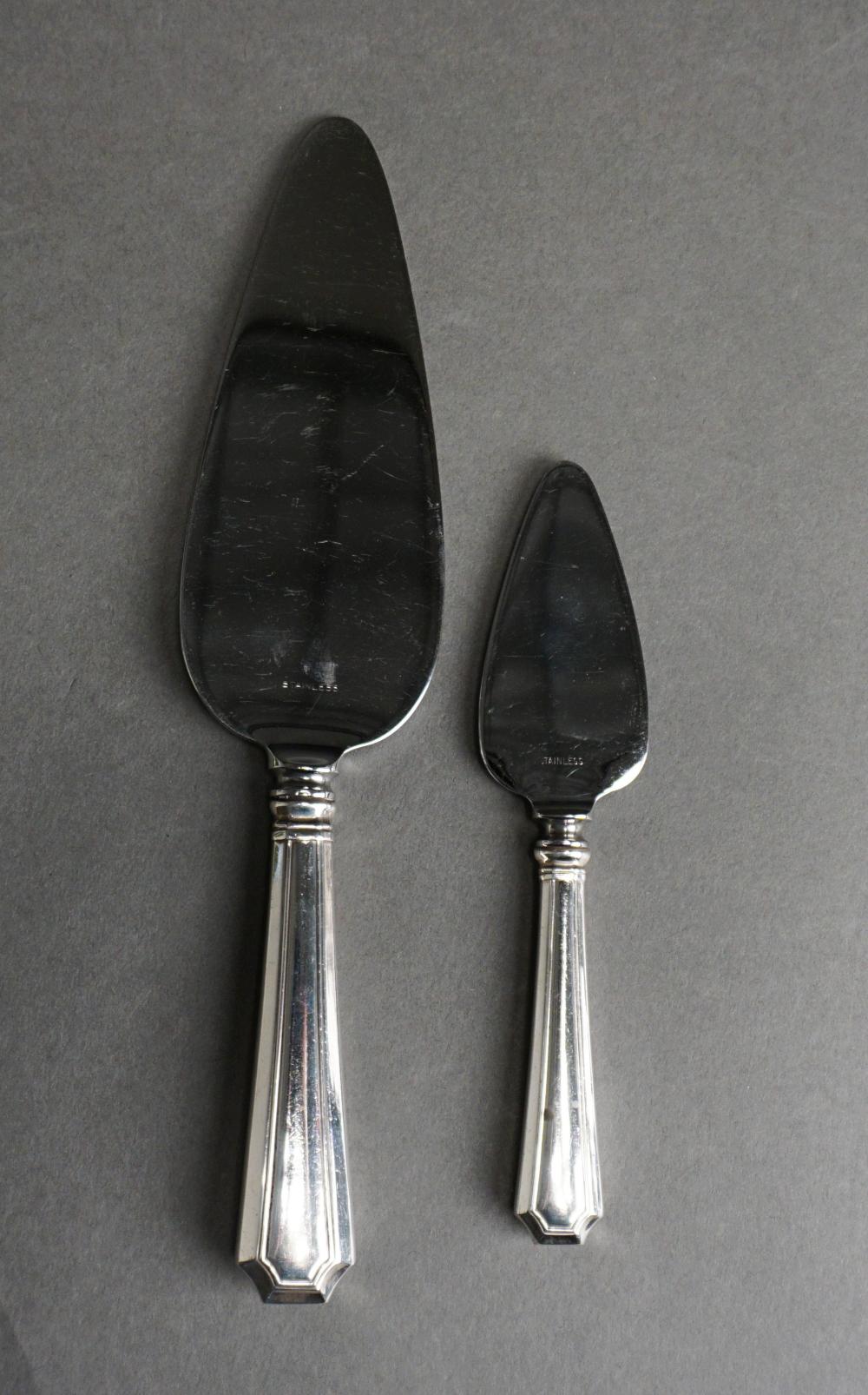 TWO STERLING SILVER HANDLE CAKE 32e757