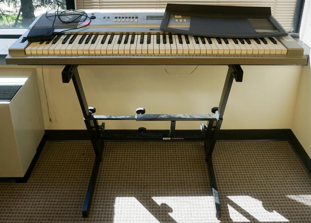 YAMAHA YPG 235 ELECTRIC PIANO WITH 32e820