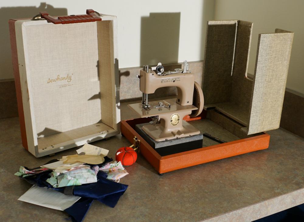SINGER MINIATURE SEWING MACHINE IN CASESinger