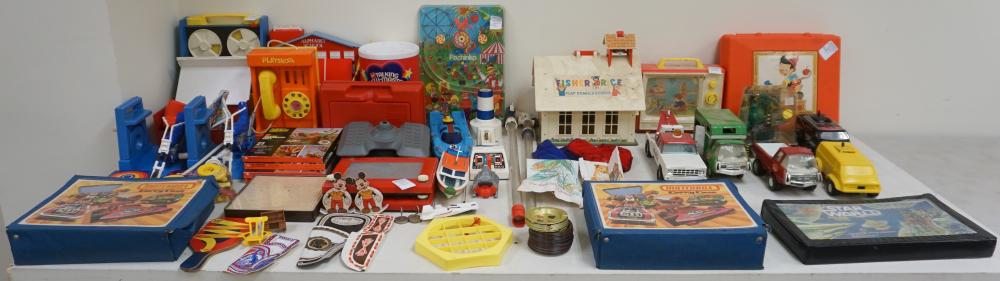 COLLECTION OF NOVELTY TOYS AND 32e896