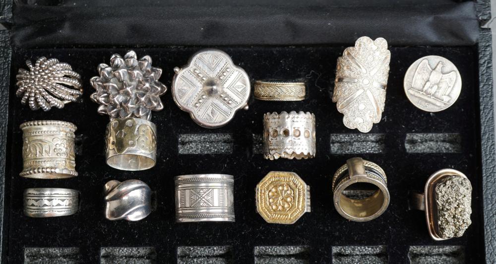 FIFTEEN SILVER AND OTHER RINGSFifteen 32eb18