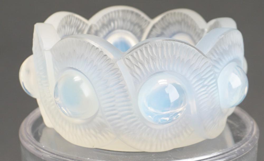 LALIQUE OPALESCENT CRYSTAL GAO ASHTRAY,