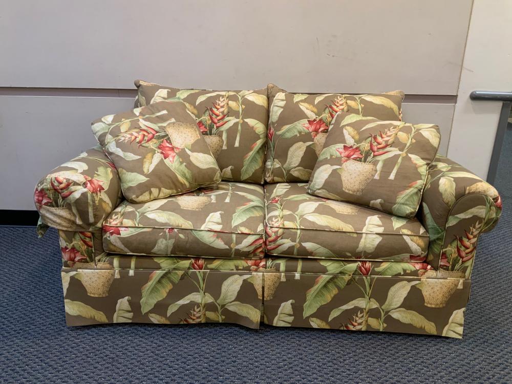 FAIRINGTON FLORAL DECORATED TWO CUSHION 32ecac