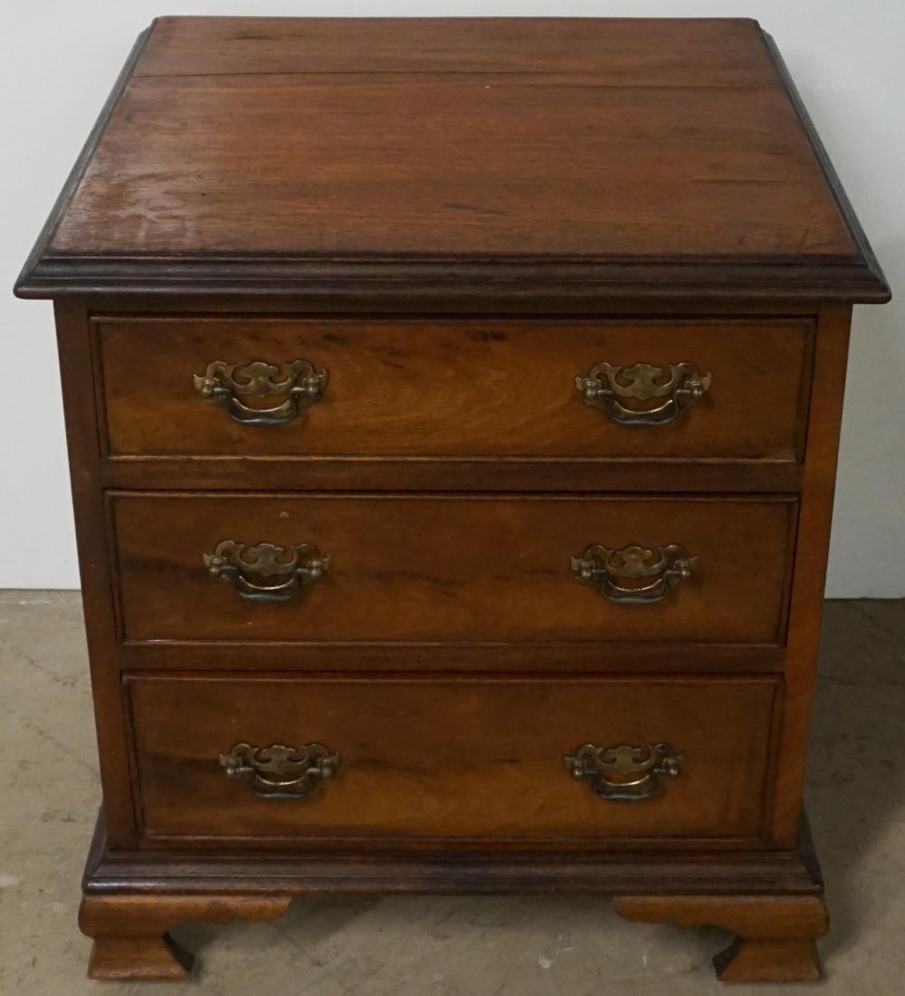 CHIPPENDALE STYLE MAHOGANY SIDE 32ecb4