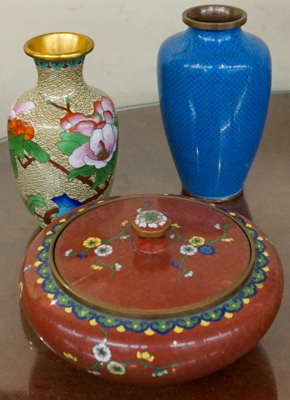 THREE CHINESE CLOISONNE TABLE ARTICLESThree 32ed09