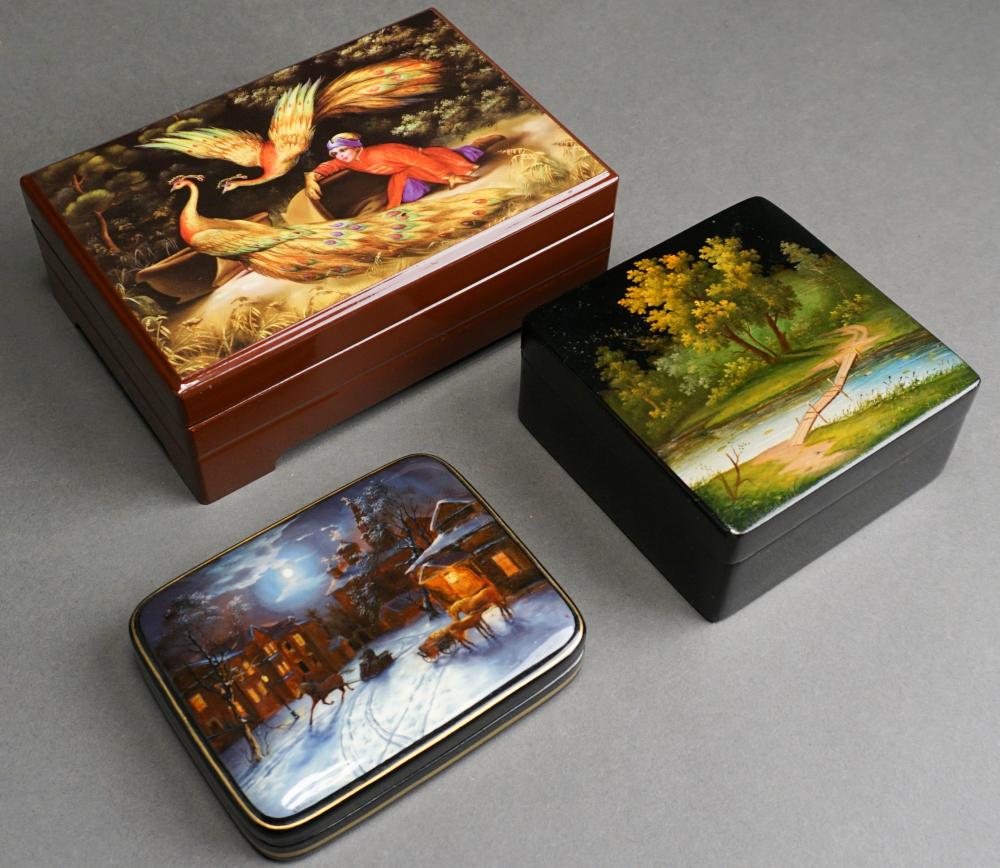 THREE RUSSIAN LACQUER BOXESThree 32ed37