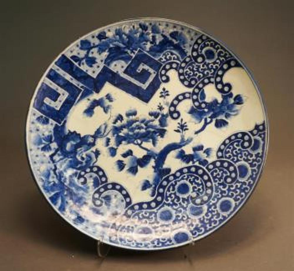 JAPANESE BLUE AND WHITE CHARGER 32ef7d