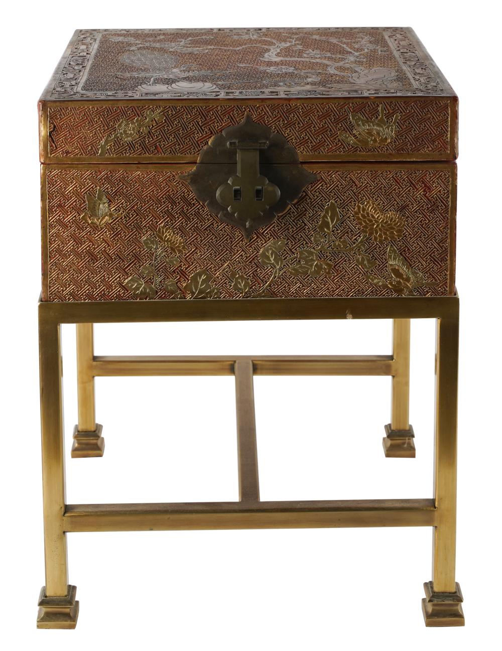 CHINESE BOX ON STANDgilt and lacquered 32f0eb